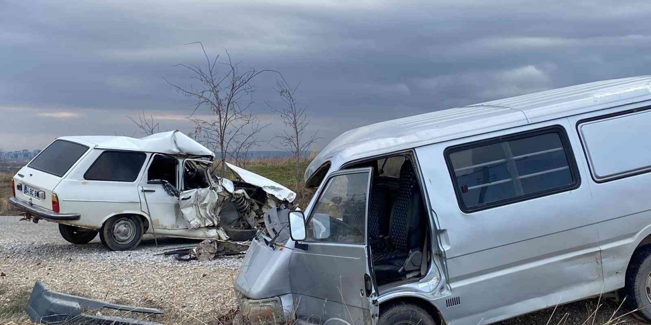 Kamyonetle otomobilin çarpıştığı kazada sürücüler yaralandı