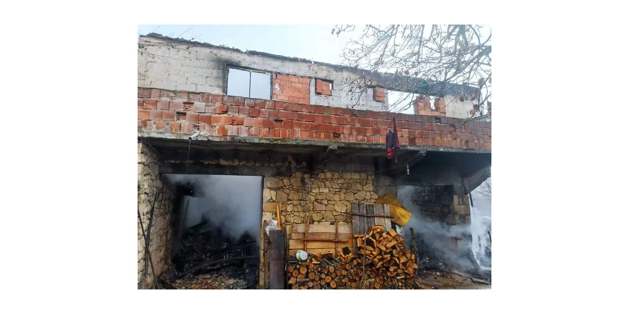 Bacadan çıkan yangında ev alevlere teslim oldu