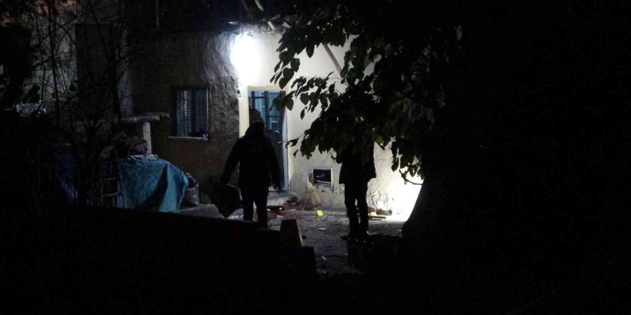 Evinin önünde silahlı saldırıya uğradı