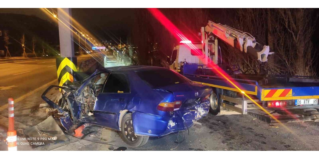 Aracının direksiyon hakimiyetini kaybedip bariyerlere çarptı: 1 ölü, 1 yaralı