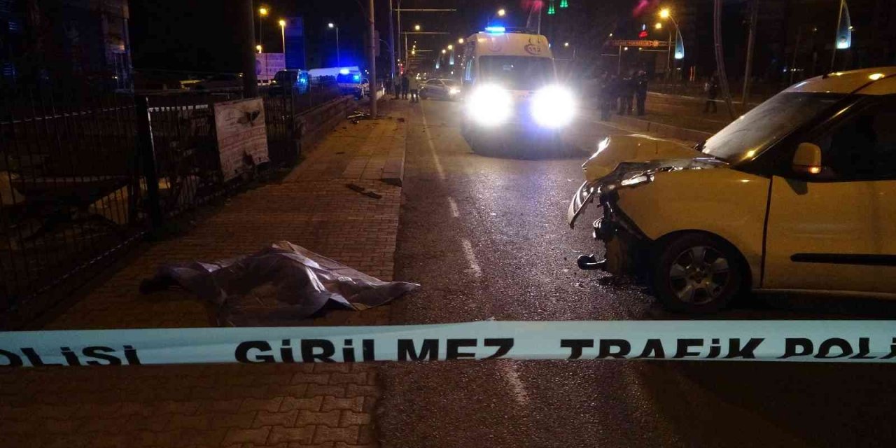 Kontrolden çıkan araç kaldırımda yürüyenlerin arasına daldı: 2 ölü, 1 yaralı