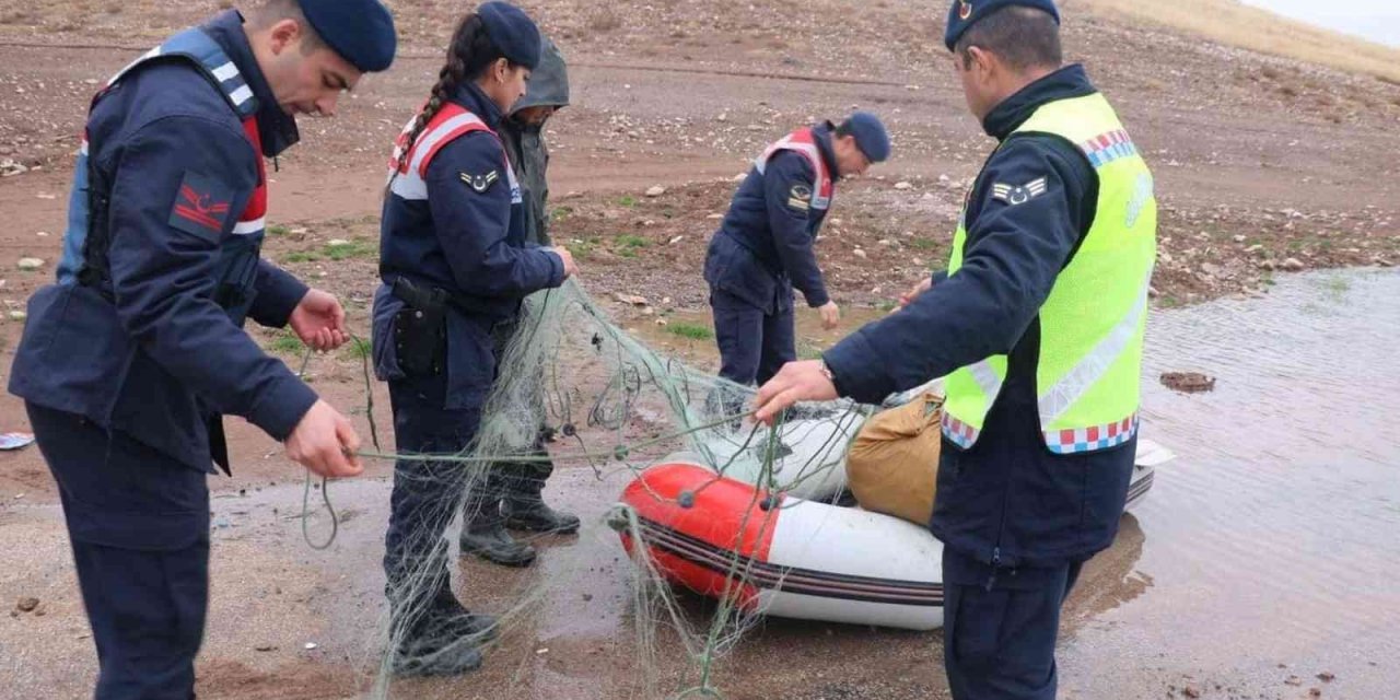 Sulama barajında bin metrelik misina ağı ele geçirildi: Ağa takılan balıklar suya bırakıldı