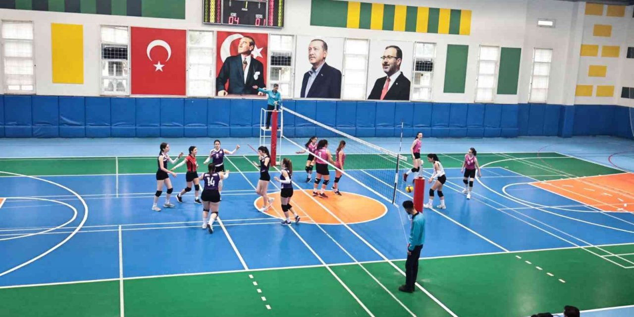 Yurtlarda barınan 585 genç 6 branşta kozlarını paylaşıyor