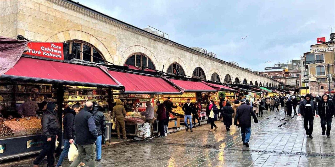 Eminönü’nde kuruyemişler yılbaşı öncesi tezgahları süsledi
