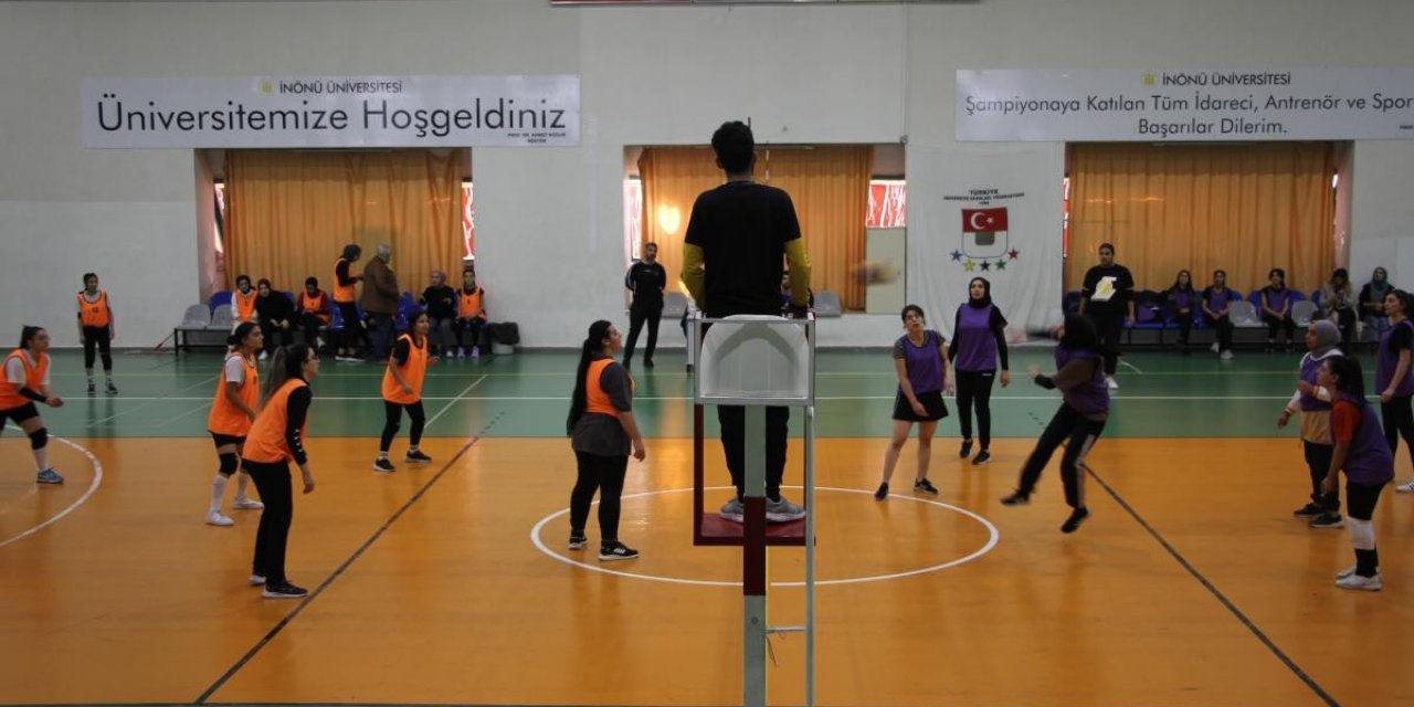 Üniversiteli voleybolcular süper lig için ter döktü