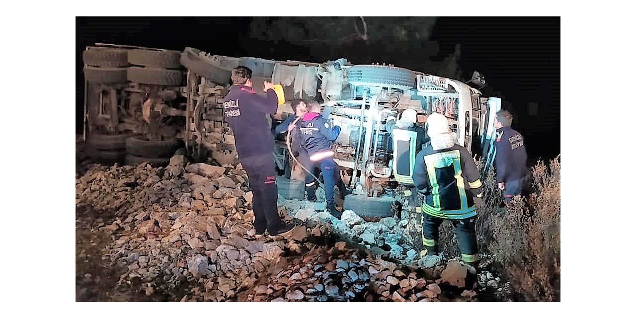 Devrilen tomruk yüklü kamyonun sürücüsü öldü