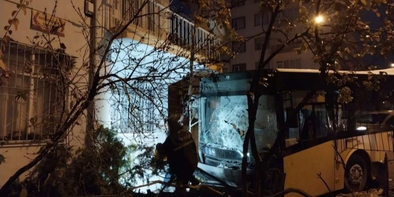 Otobüs ile hafif ticari araç çarpıştı: 1’i ağır 8 yaralı