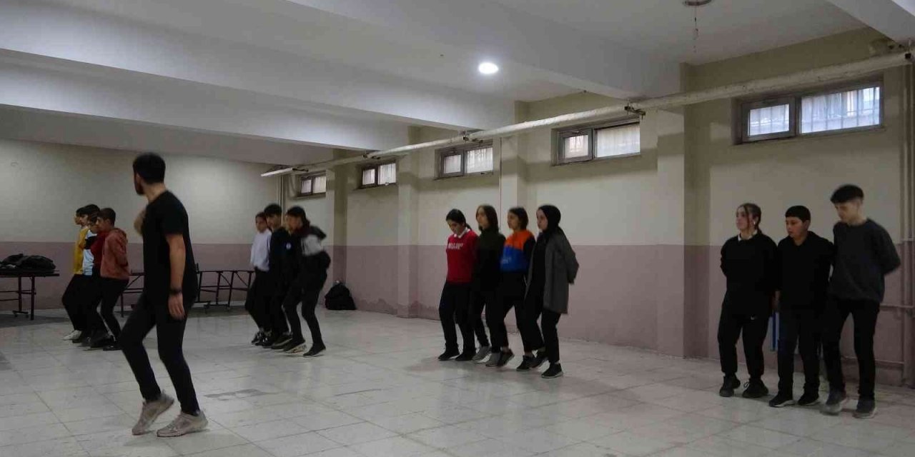 Tatvan’da halkoyunları kursuna yoğun ilgi