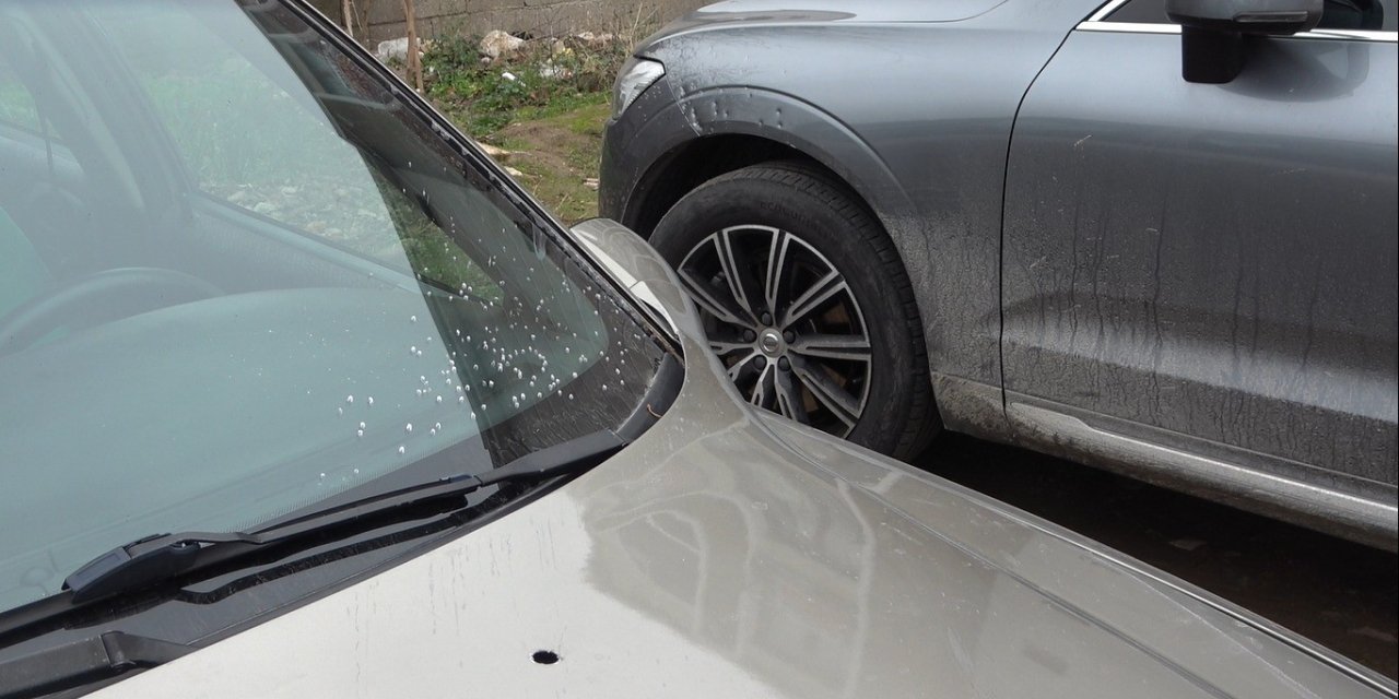 Park halindeki araçlar güpegündüz kurşunladı