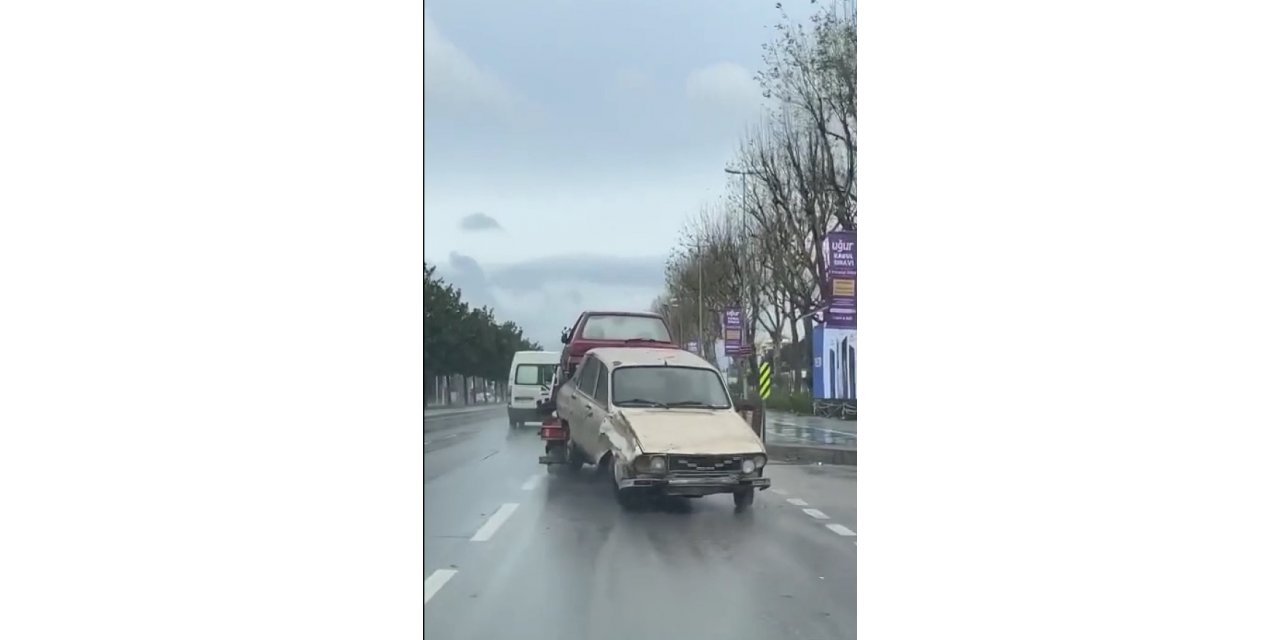 Maltepe’de oto çekiciden tehlikeli taşımacılık kamerada