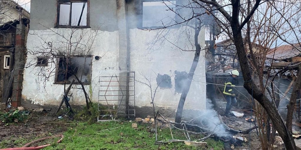 İki katlı ahşap evde çıkan yangında 94 yaşındaki yaşlı adam hayatını kaybetti