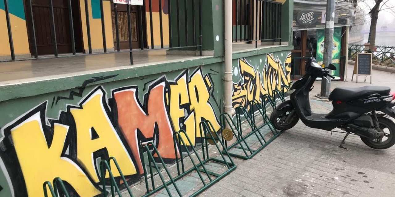 Park alanında bulunan “Yasak” tabelası kafaları karıştırıyor