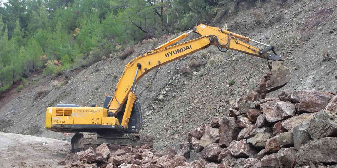 Sugözü Grup Yolu’nda heyelan önlemi