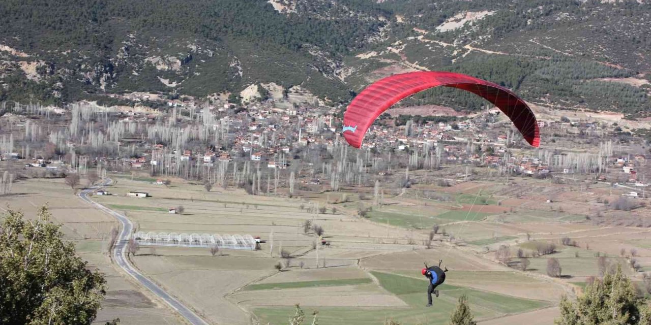 Paraşüt tutkunları Çameli semalarını renklendirdi