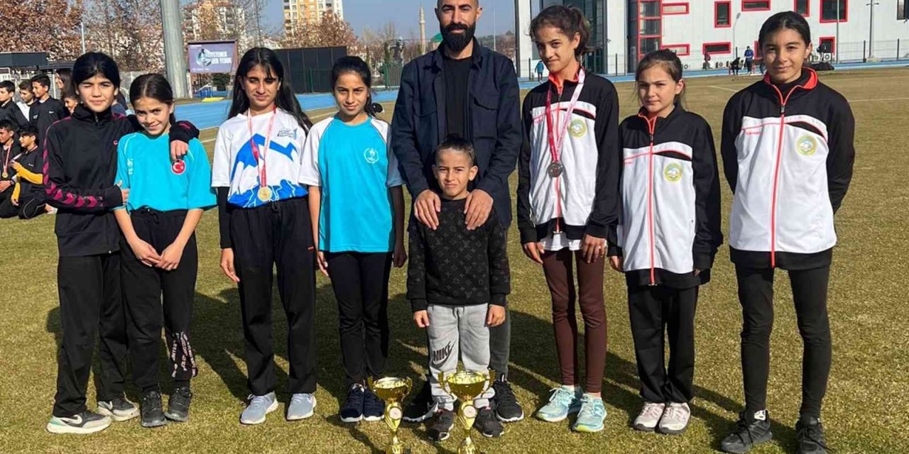 Atatürk koşusunda Talasgücü’lü atletler kürsüye çıktı