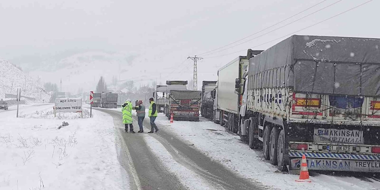 Kar ve tipinin etkili olduğu Kop Dağı güzergahı ağır tonajlı araçlara kapatıldı