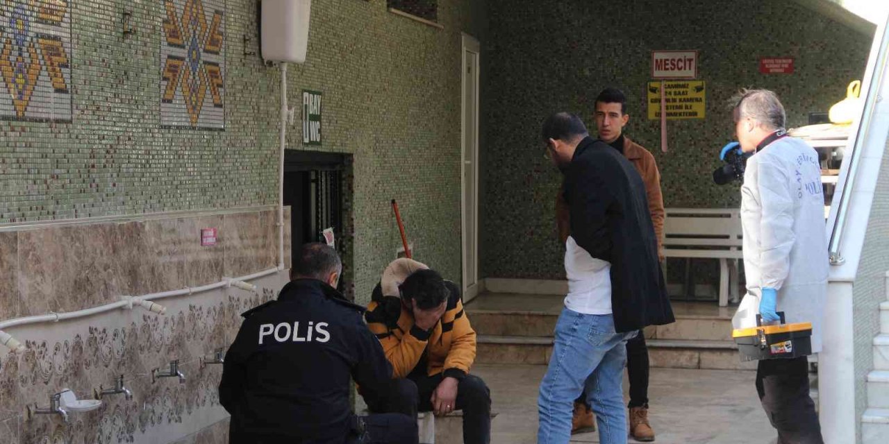 30 yaşındaki genç, cami tuvaletinde ölü bulundu