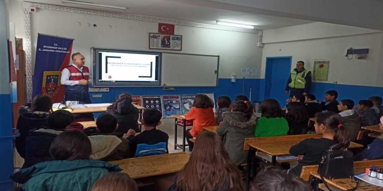 Jandarma, öğrenci ve öğretmenleri siber suçlara karşı bilgilendirdi