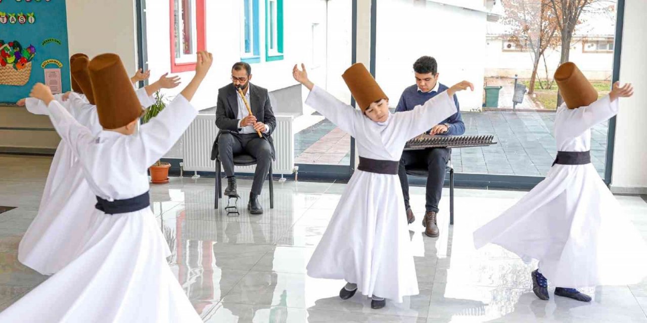 3. sınıf öğrencilerinden Sema gösterisi