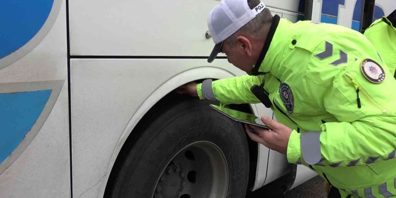Şehirlerarası otobüs terminalinde kış lastiği denetimi