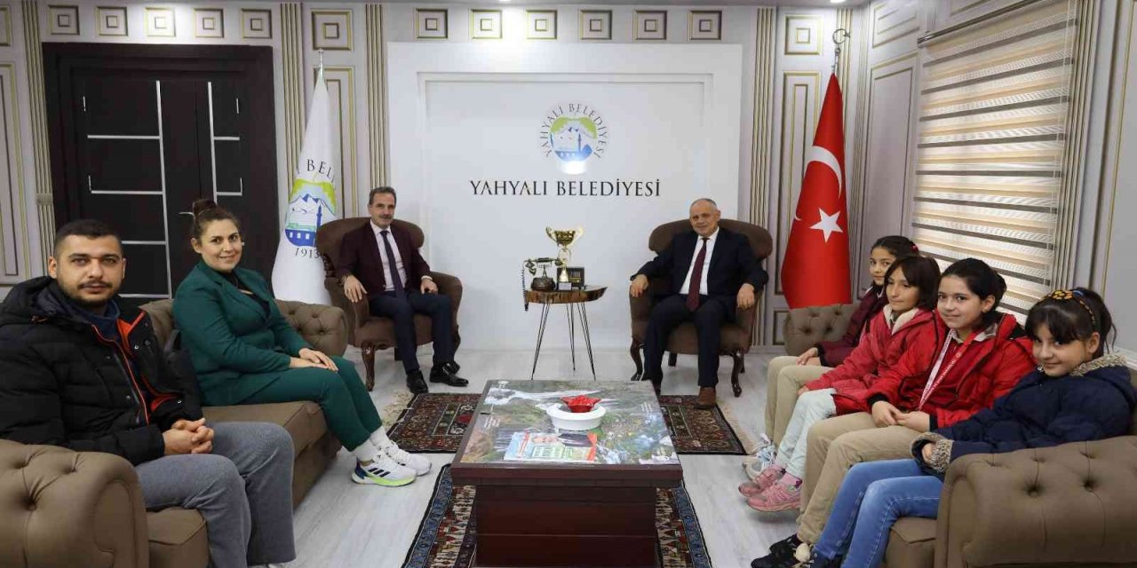 Başkan Öztürk, şampiyon öğrencileri makamında kabul etti