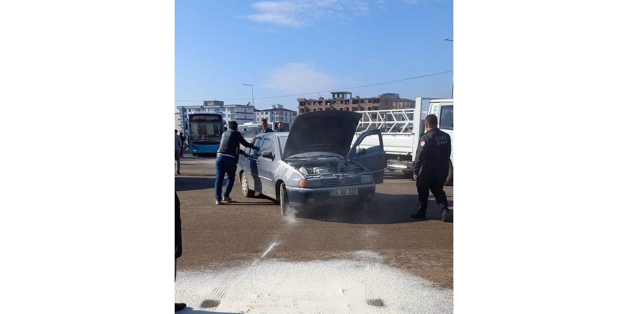 Alev alan otomobili hastanenin güvenlik görevlileri söndürdü