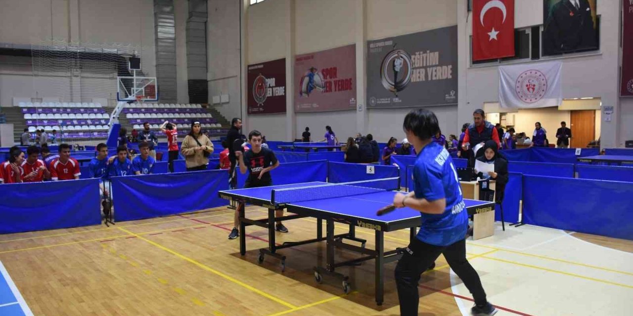 Masa tenisi müsabakaları 110 sporcunun katılımıyla başladı
