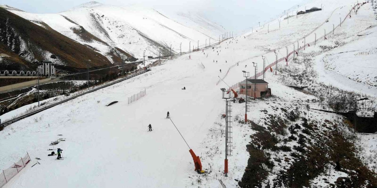 Palandöken’de yerli ve yabancı turistler kayağın tadını çıkarıyor