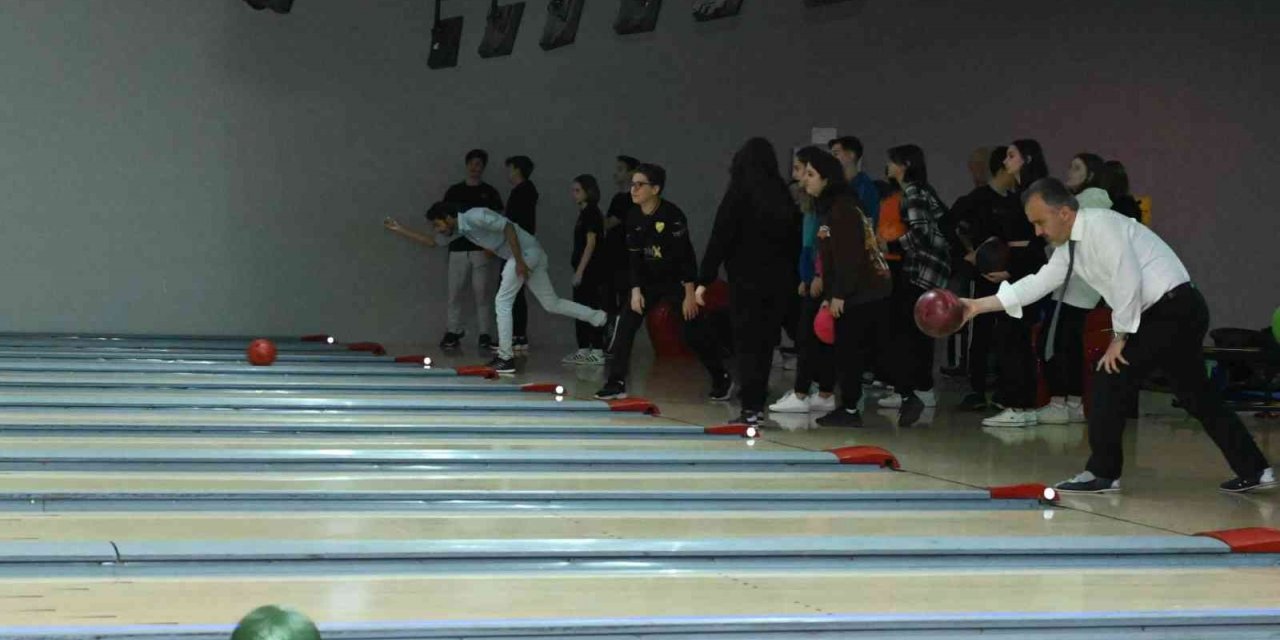 Liseliler bowlingle stres atıyor