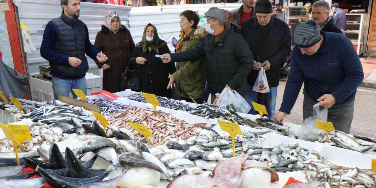 Vatandaş balık fiyatlarından, balıkçı da vatandaştan şikayetçi
