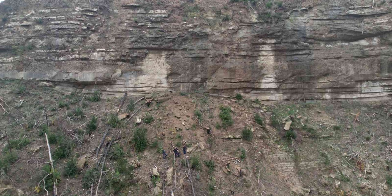 70 metrelik kayalıklardan düşen adamı jandarma dron ile buldu