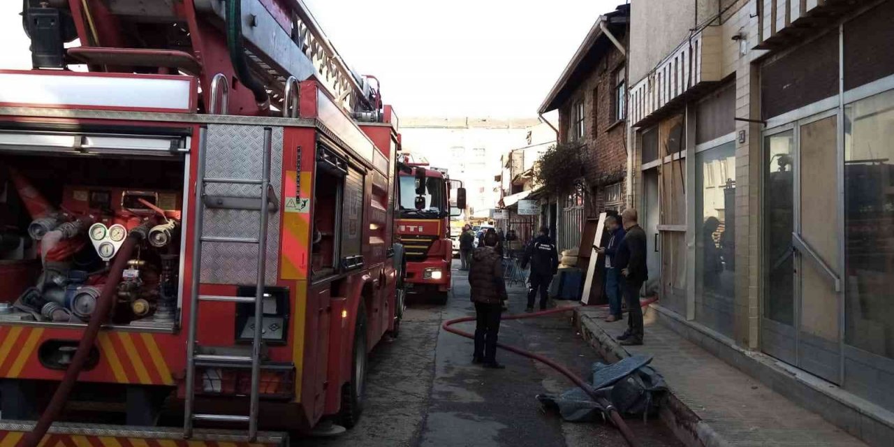 Mobilya imalathanesinde korkutan yangın