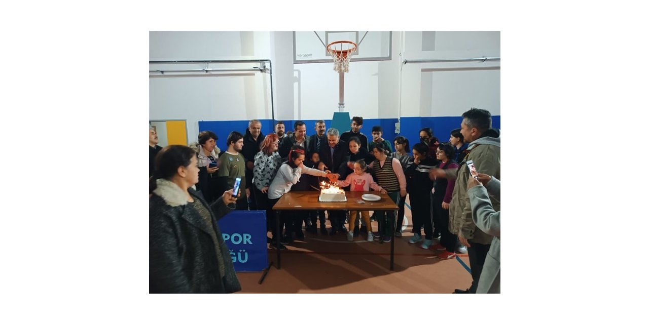 Özel sporculara pastalı tebrik