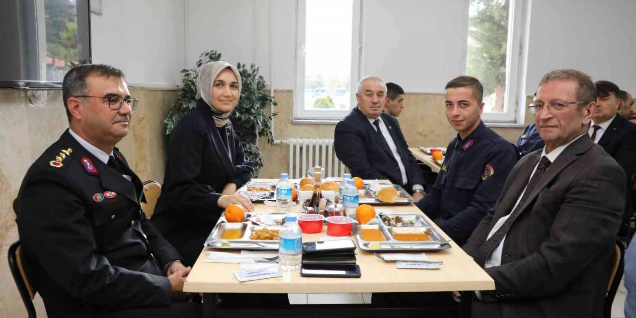 Afyonkarahisar Valisi Yiğitbaşı Mehmetçik ile yemek yedi