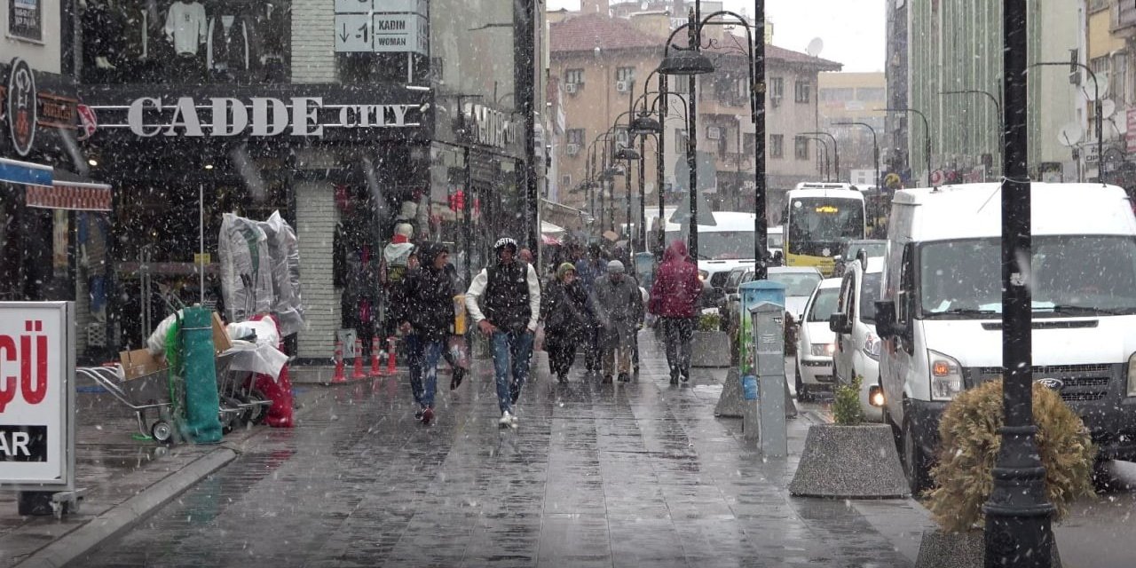 Aksaray’a mevsimin ilk karı yağdı