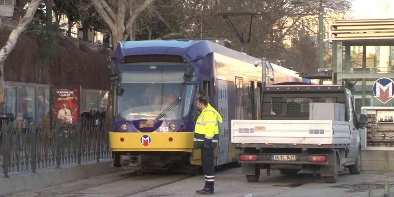 Kabataş’ta raydan çıkarak kaza yapan tramvay kaldırıldı
