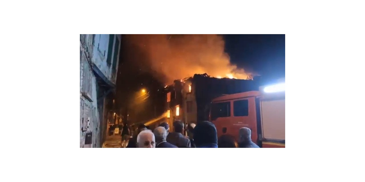 3 katlı metruk binada çıkan yangın geceyi aydınlattı