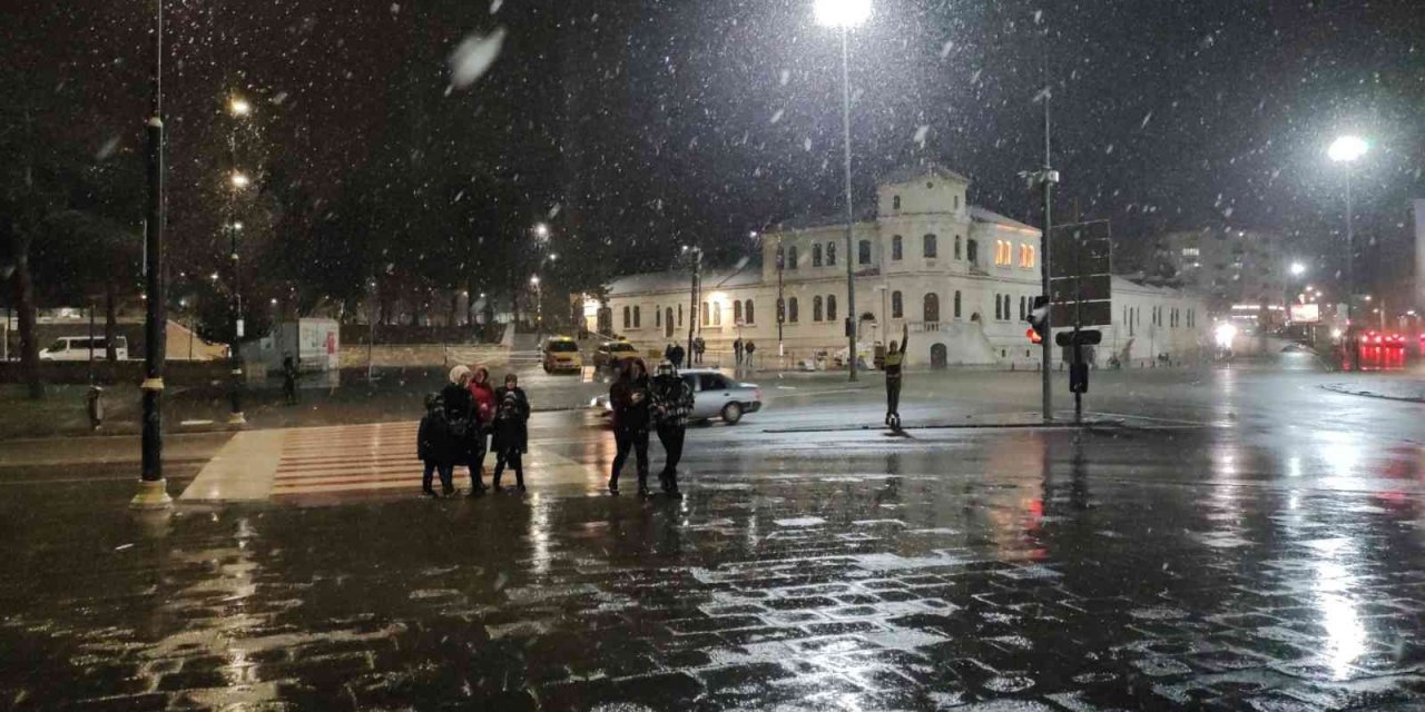Kar yağışı etkisini gösterdi, bazı sürücüler yolda kaldı