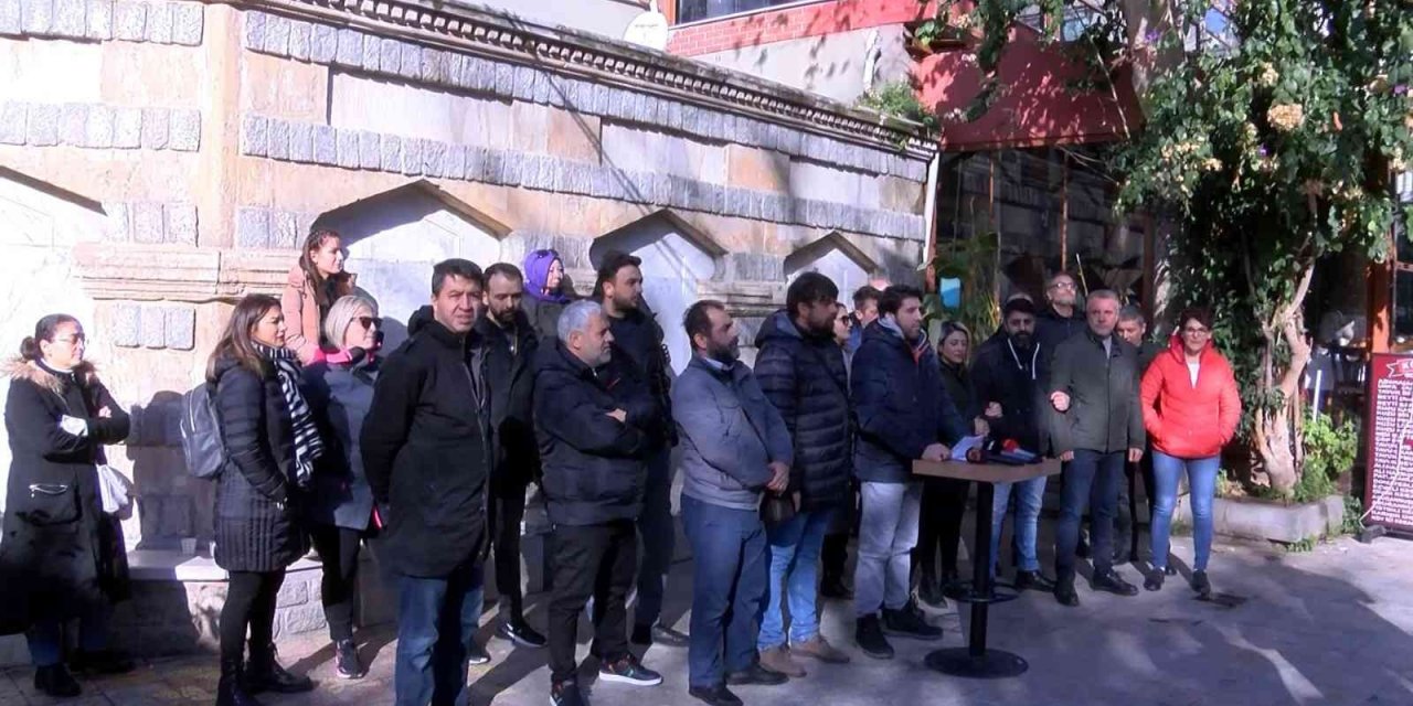 Pazar günü kapatma kararına karşı kuaförler Maltepe’de toplandı