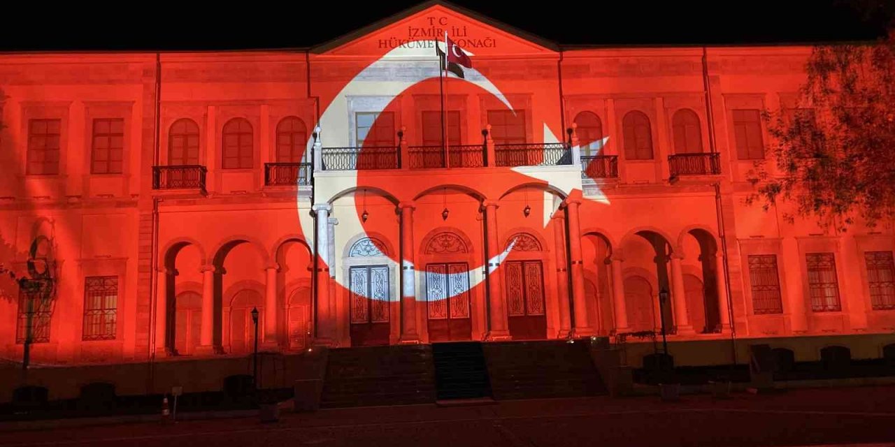 Bakan Nebati, İzmir İktisat Kongresi’nin 100. yılına özel ışık gösterisini izledi