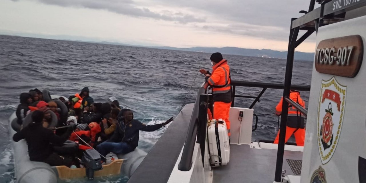 İzmir açıklarında 59 düzensiz göçmen kurtarıldı