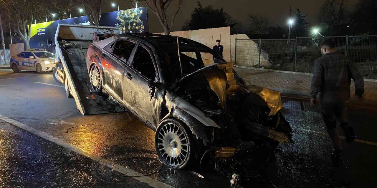 Kadıköy'de kaza yapan milyonluk otomobil küle döndü