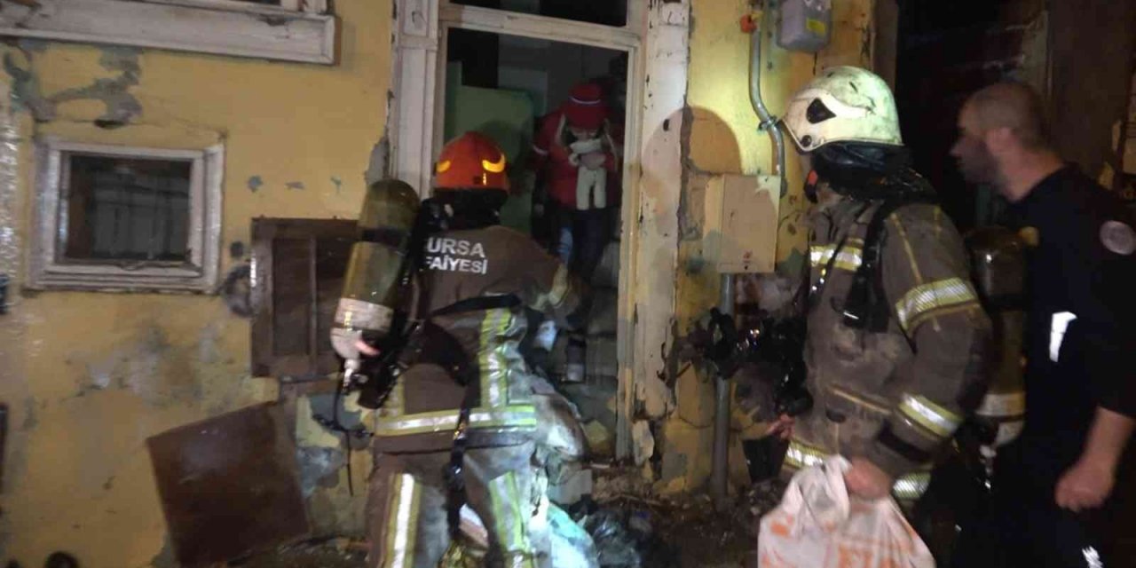 Alev alev yanan binada mahsur kalan kadını itfaiye ekipleri zamanla yarışarak böyle kurtardı