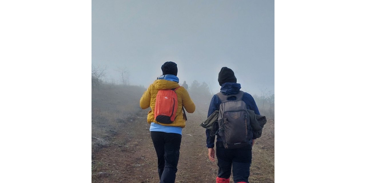 Doğa yürüyüşçülerine sis eşlik etti