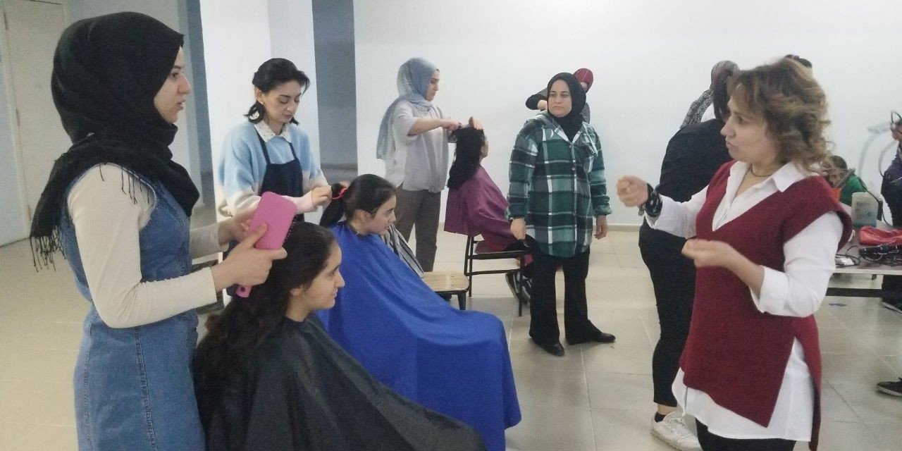 Kursiyerler yaptıkları saç bakımıyla öğrencileri sevindirdi