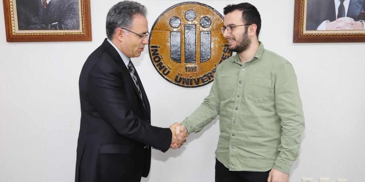 Öğrenci Senato Başkanlığına tıbbiyeli öğrenci