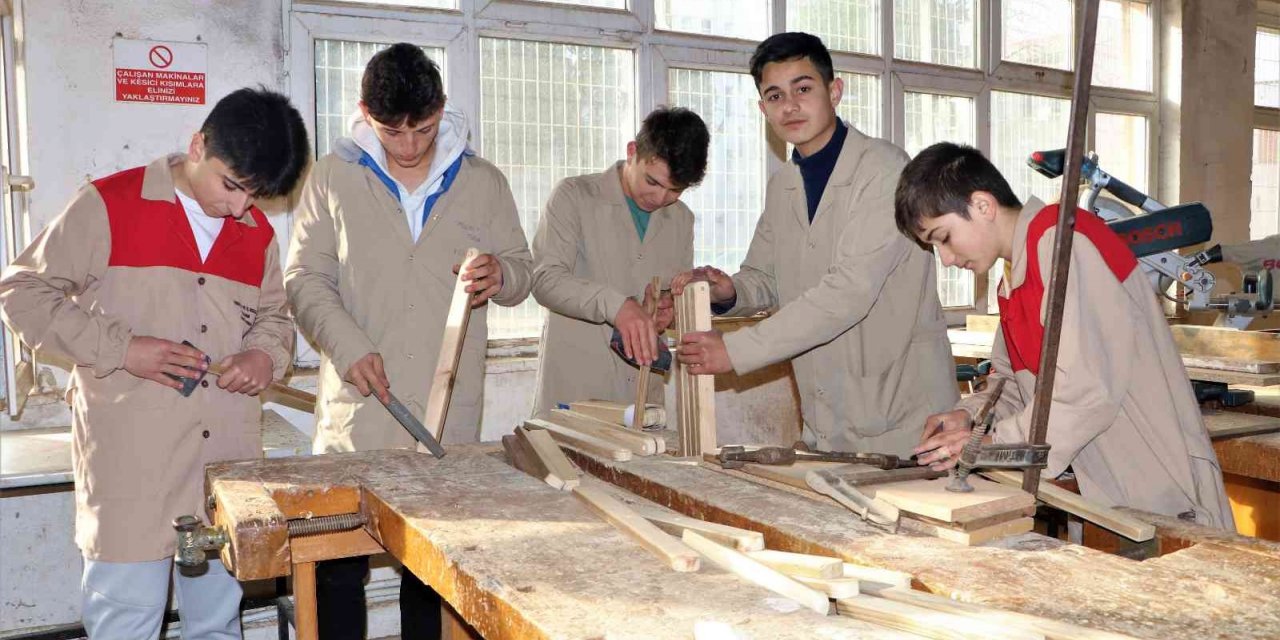 7 farklı alanda üretim yapan liseden 4,5 milyon TL ciro