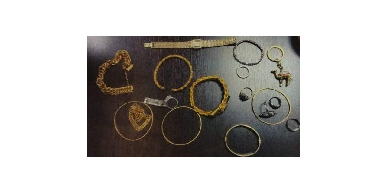 Bulduğu ziynet eşyası dolu çantayı polise teslim etti