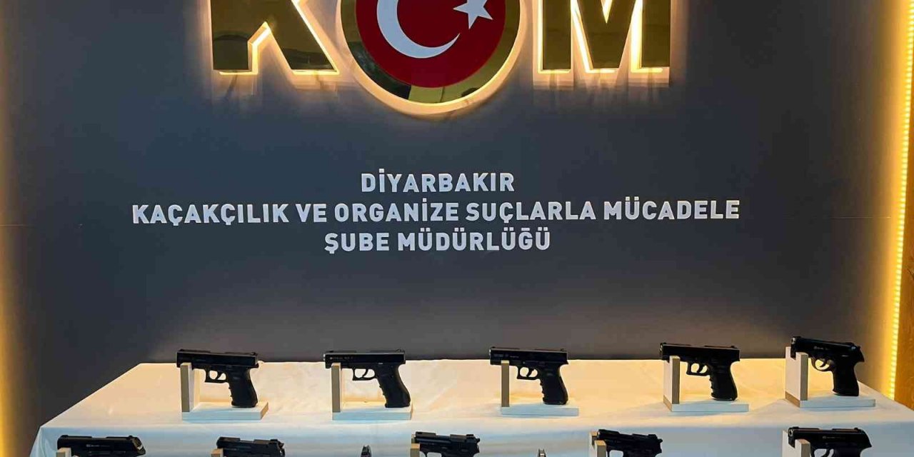 Diyarbakır’da ev aramasında 10 adet tabanca ele geçirildi
