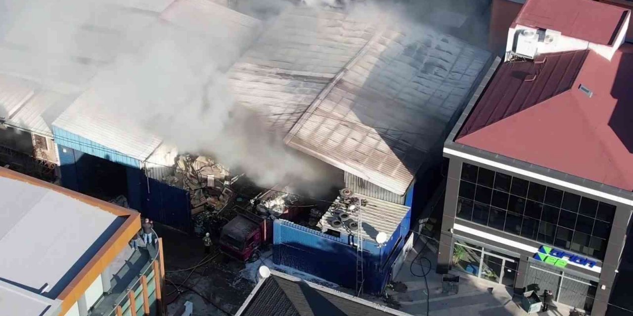 Ümnraniye’de yanan plastik atık alanı havadan görüntülendi